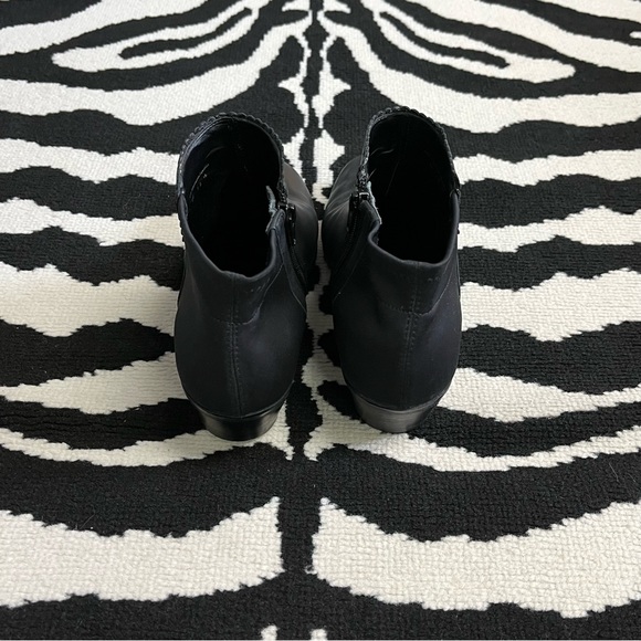 Jack Rogers "Bailey" Black Leather Side Zip Scalloped Ankle Boots Size 8 - Picture 8 of 13